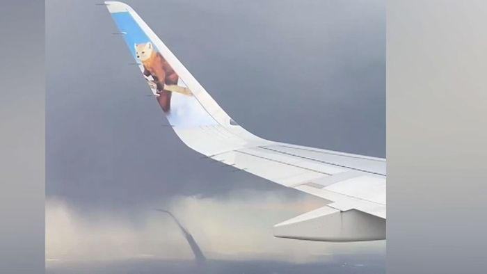 Beängstigender Anblick: Passagier filmt Tornado durch Flugzeugfenster