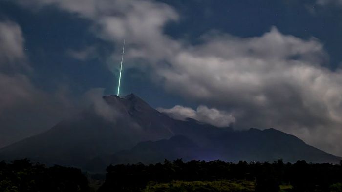 Unglaublicher Schnappschuss: Meteorit stürzt in Vulkan