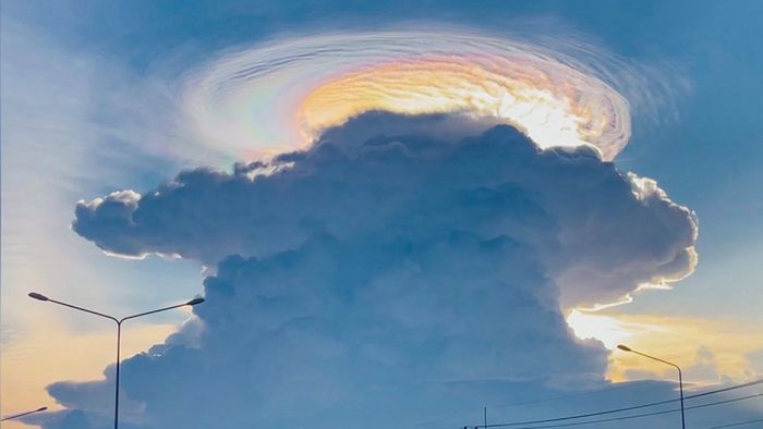 Wetterphänomen statt UFO: Autofahrerin filmt Regenbogenwolke
