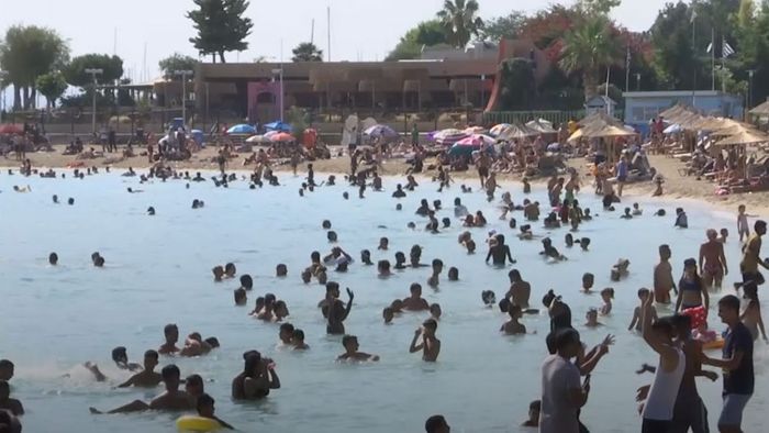 Bei 43 Grad: Tausende Menschen tummeln sich in Athen am Strand