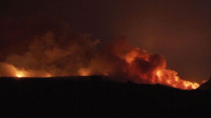 Urlaubsinsel in Flammen: Hunderte fliehen in Sardinien vor Feuer