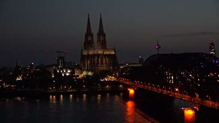 HD Live Webcam Köln - Hohenzollernbrücke - Hyatt Regency Hotel
