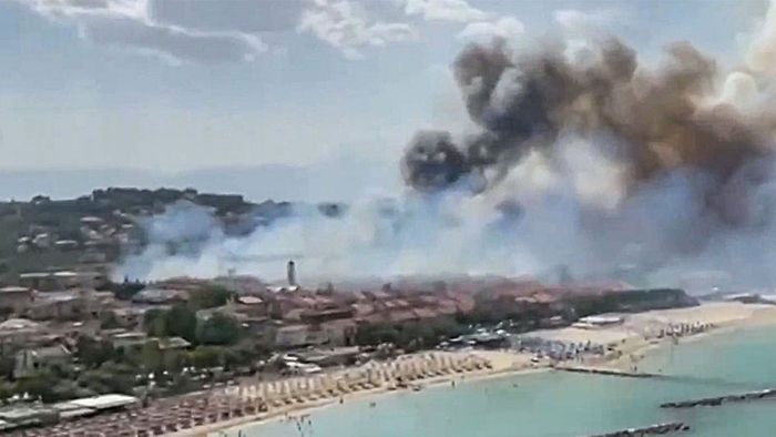 Flammenhölle im Badeort: Feuer wüten an Italiens Adriaküste