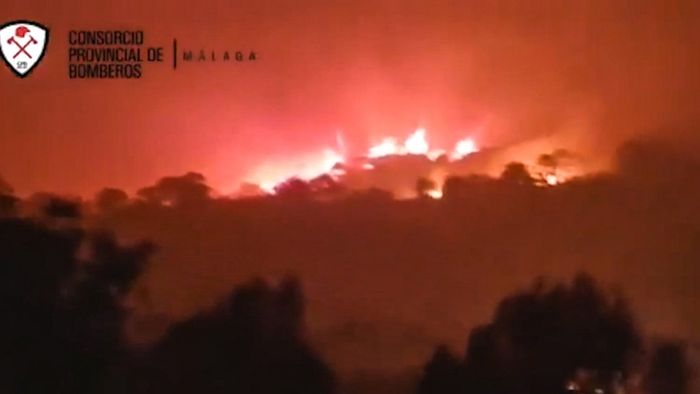 Spanien: Heftiger Waldbrand an Costa del Sol kostet Feuerwehrmann das Leben