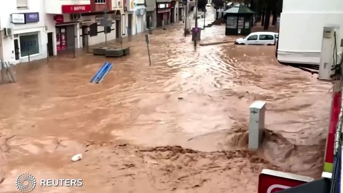 Autos weggespült: Heftige Überschwemmungen in Spanien