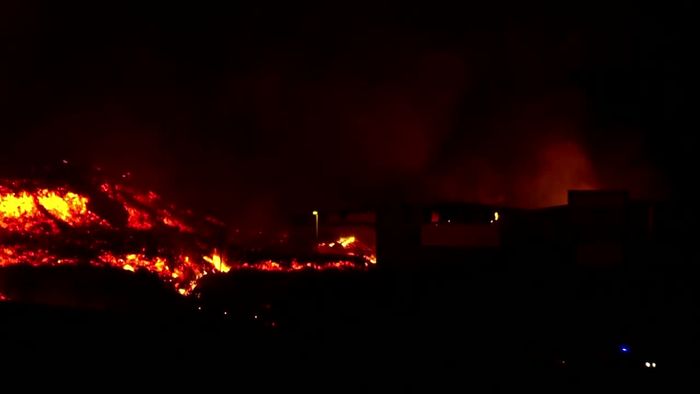 Vulkan kommt nicht zur Ruhe: Brennende Häuser auf La Palma
