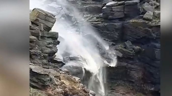 Verkehrte Welt: Wasserfall fließt nach oben