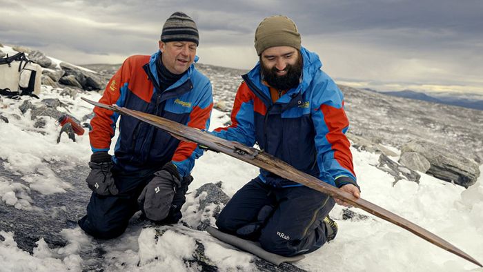 1.300 Jahre im Eis: Forscher:innen entdecken uralte Skier