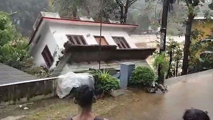 Hochwasser in Südindien: Plötzlich kippt ein ganzes Haus um