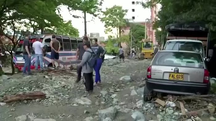 Kolumbien: Wassermassen reißen Autos, Busse und Geröll mit sich