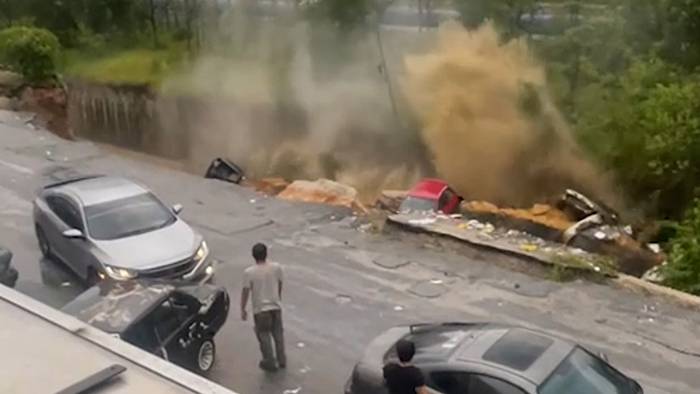 Wie im Katastrophenfilm: Erdrutsch reißt Straße mit Autos in Abgrund