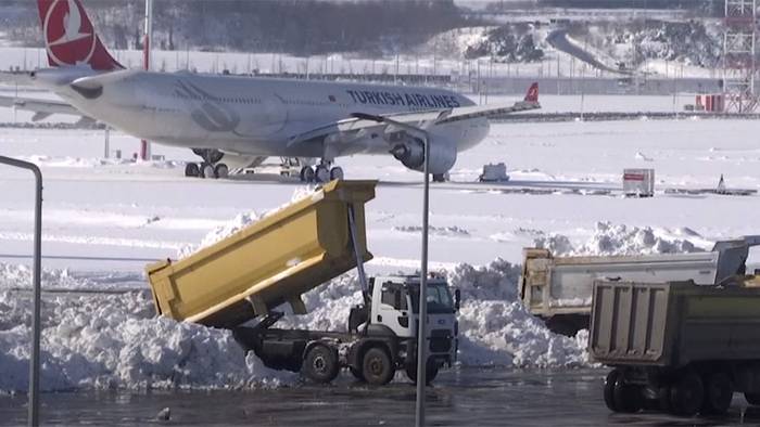 Nach Schneesturm: Aufräumarbeiten am Istanbuler Flughafen