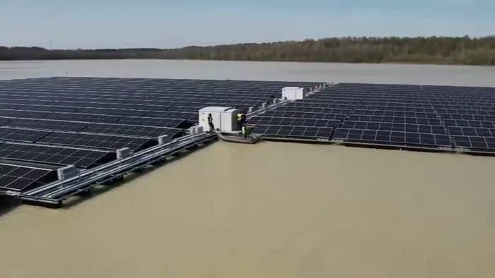 Größte schwimmende Solaranlage Deutschlands im Bau