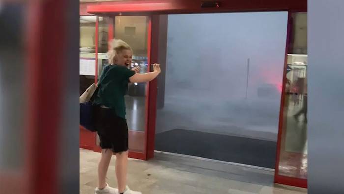 Beängstigende Naturgewalt: Sturm sperrt Passagiere in Bahnhof ein