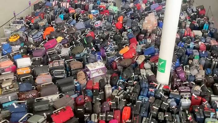 Massiver Gepäck-Stau: Koffer stapeln sich am Flughafen London