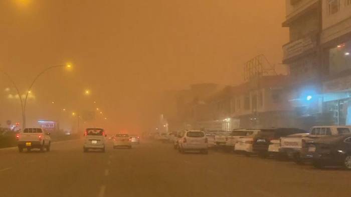 Orangener Himmel: Massiver Sandsturm wütet im Irak