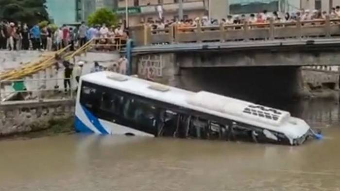 Herzinfarkt am Steuer: Bus in Shanghai in Fluss gestürzt