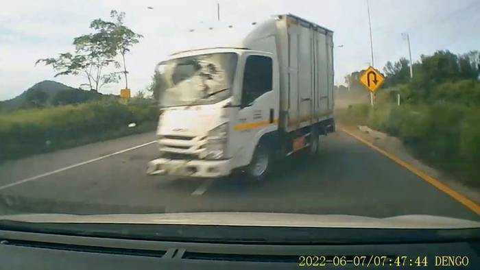 Dashcam filmt Horror-Unfall: Lastwagen kracht in Gegenfahrbahn