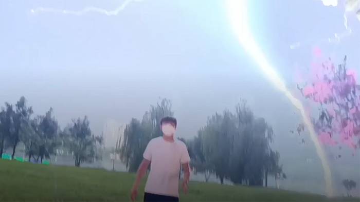Gewitteraufnahmen im Park: Blitz schlägt direkt neben Schaulustigen ein
