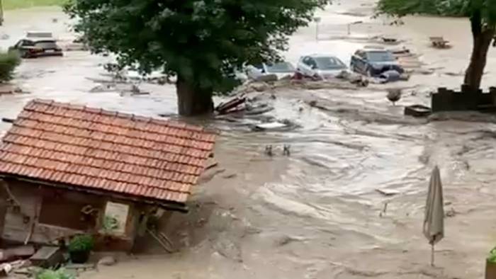 Schwere Sturzflut in der Schweiz reißt Häuser und Autos mit sich