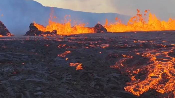 Vulkanausbruch auf Island: Schaulustige wagen sich nah an Meer aus Lava heran