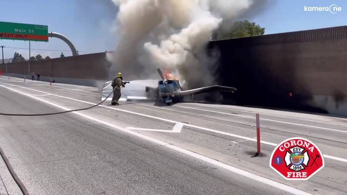 Notlandung auf Autobahn in Kalifornien: Insassen entkommen aus brennendem Flugzeug