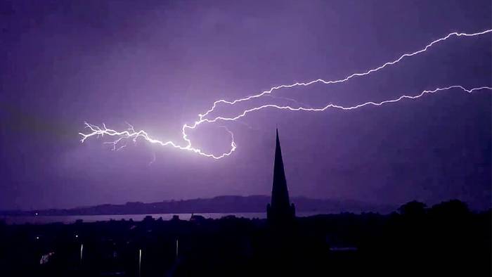 Zuckende Blitze: Unwetter führt zu Himmelsspektakel über Schottland