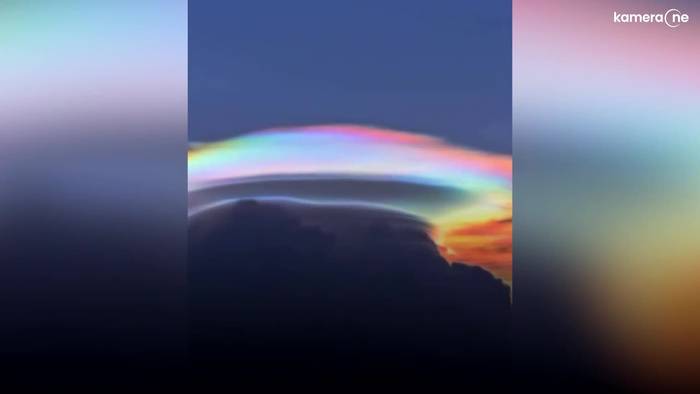 In den Farben des Regenbogens: Seltenes Wolkenphänomen gefilmt
