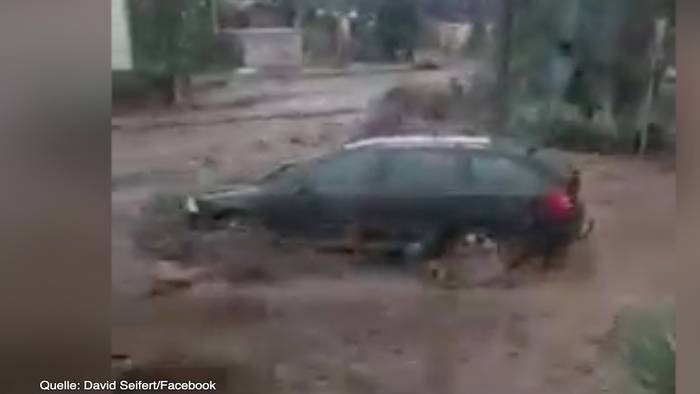Schwere Unwetter im Erzgebirge: Sturzflut spült Autos weg, überschwemmt Keller