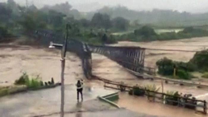 Hurrikan auf Puerto Rico: Flut reißt Brücke mit - Anwohner filmt