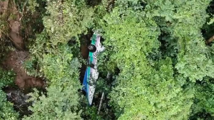 Bus stürzt in 75 Meter Tiefe: Schweres Unglück in Costa Rica nach Erdrutsch