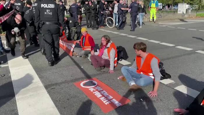 Letzte Generation: Klimaaktivisten kleben sich auf Münchner Straße fest