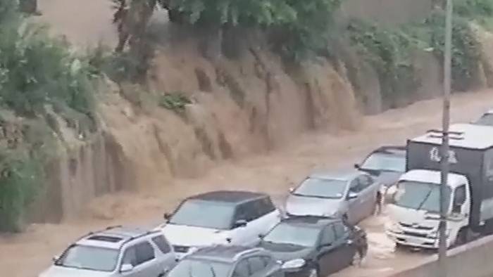 Heftige Überschwemmungen im Libanon: Autobahn steht unter Wasser