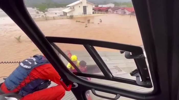 Dramatische Lufteinsätze: Familien werden aus Überschwemmung gerettet