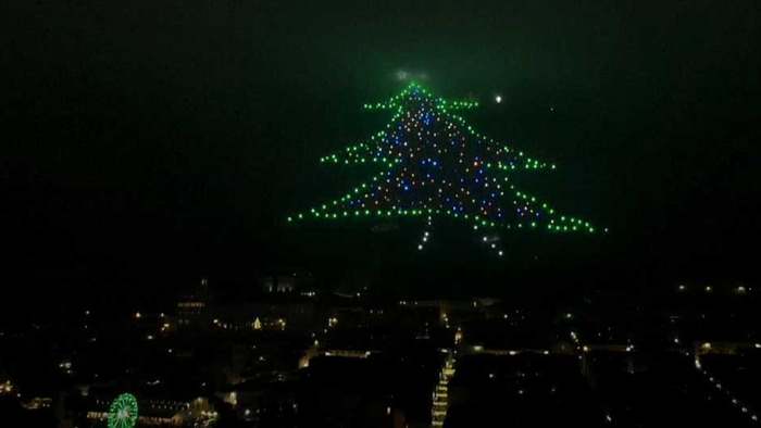 300 Lichter auf Hügel: Größter Christbaum der Welt leuchtet wieder