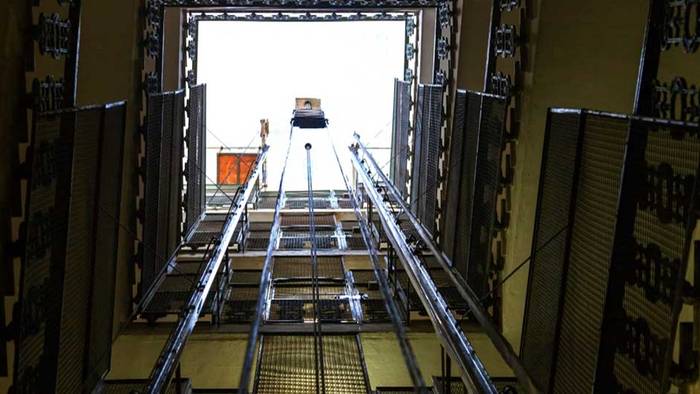 Bei Streit in Aufzugschacht gestürzt: Sicherheitsmann und Dieb gerettet
