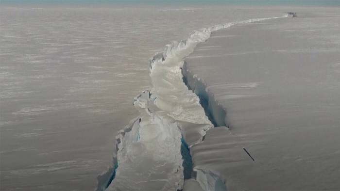 Antarktis: Riesiger Eisberg löst sich von Schelfeis