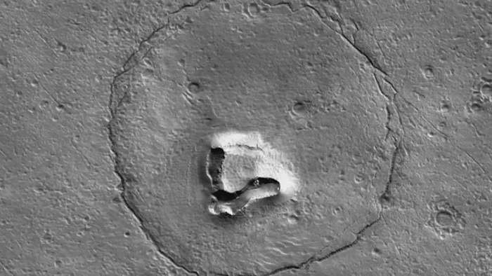 NASA-Sonde fotografiert Bären-Gesicht auf dem Mars