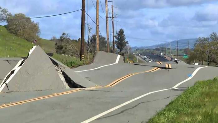 Unwetter in Kalifornien: Erdrutsch verwandelt Straße in Hügellandschaft