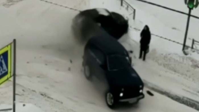 Autocrash im Schnee: Fußgängerin beweist Nerven aus Stahl
