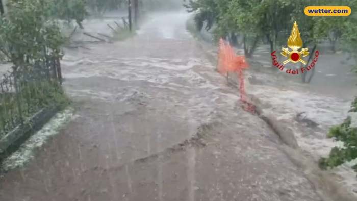 Überschwemmungen in Süditalien: Mann stirbt in Wassermassen