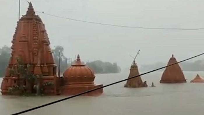 Überschwemmungen in "Heiliger Stadt": Indische Tempel stehen unter Wasser