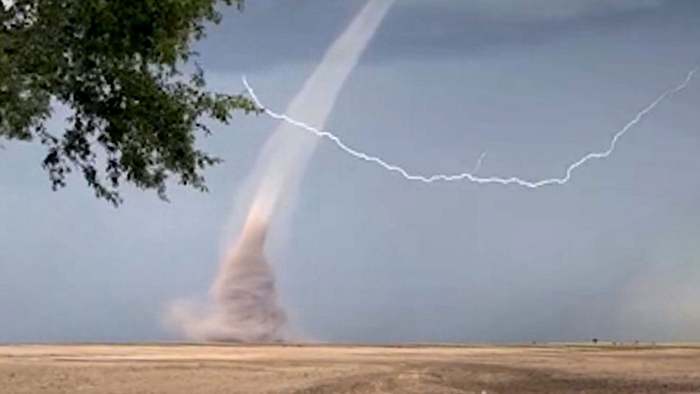 Beeindruckende Aufnahme: Mächtiger Tornado zieht über Feld – dann zuckt Blitz auf