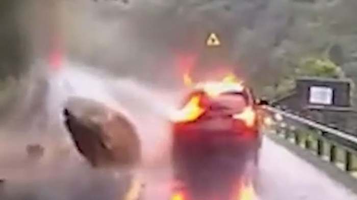 Felsbrocken kracht auf Straße - Autofahrer zeigt unglaubliche Reaktion | wetter.com