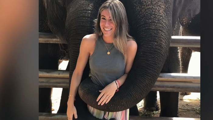 Touristin posiert mit Elefanten - plötzlich vergeht ihr das Lachen