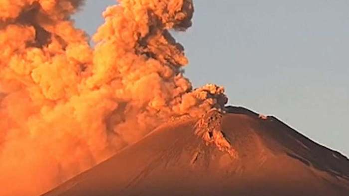 Vulkan Popcatépetl in Mexiko spuckt Rauch und Asche