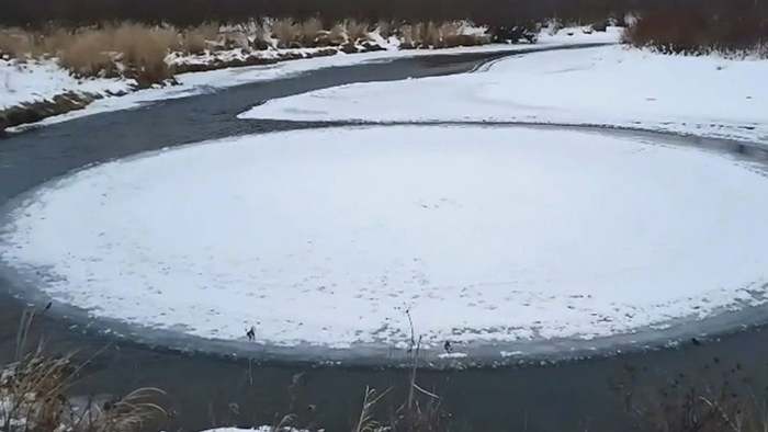 Perfekter Kreis: Rotierende Eisscheibe treibt auf Fluss