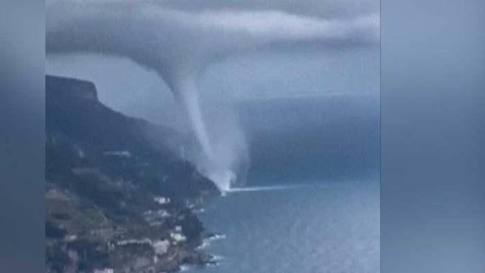Tornado in Italien! Riesige Wasserhose rast in Amalfiküste