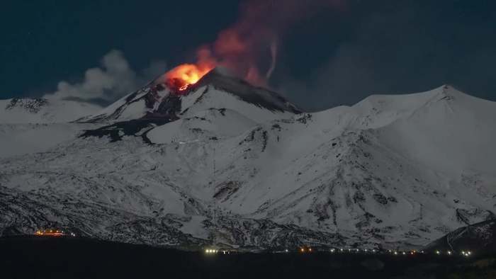 Ätna ist ausgebrochen! Vulkan spuckt Feuer und Asche