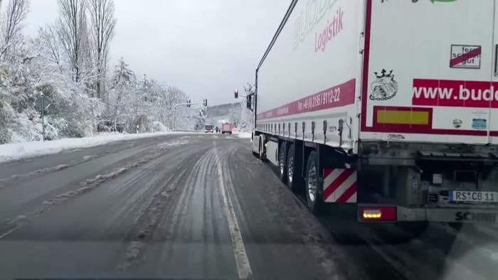 Dutzende Unfälle: Wintereinbruch bremst Verkehr in Hessen aus